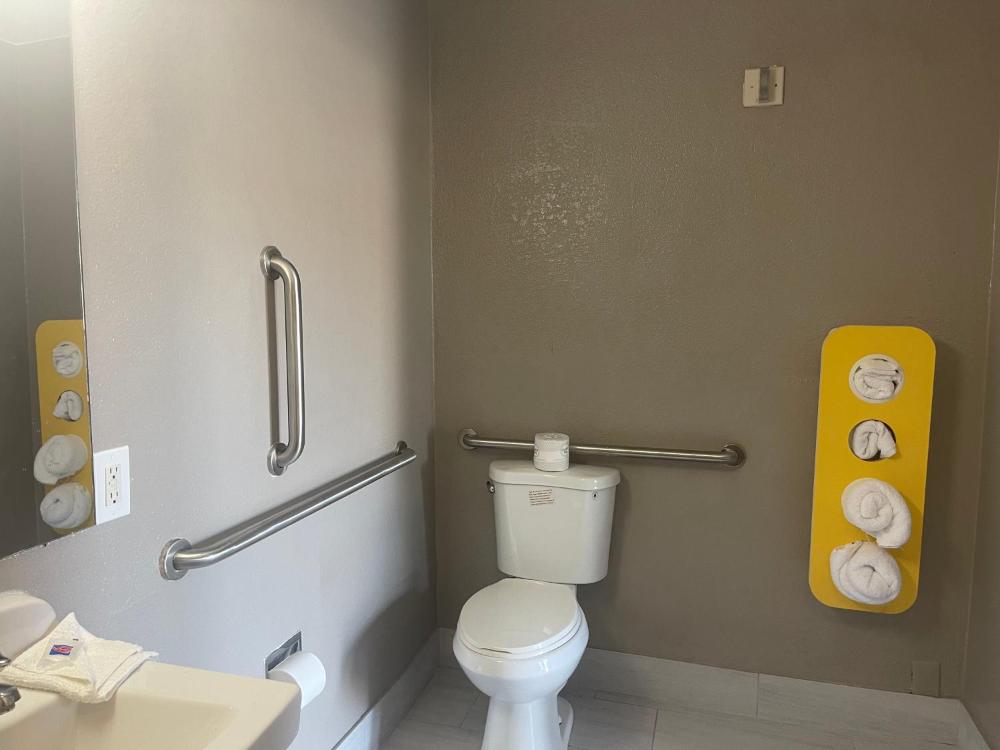 Queen Room - Non-Smoking interior